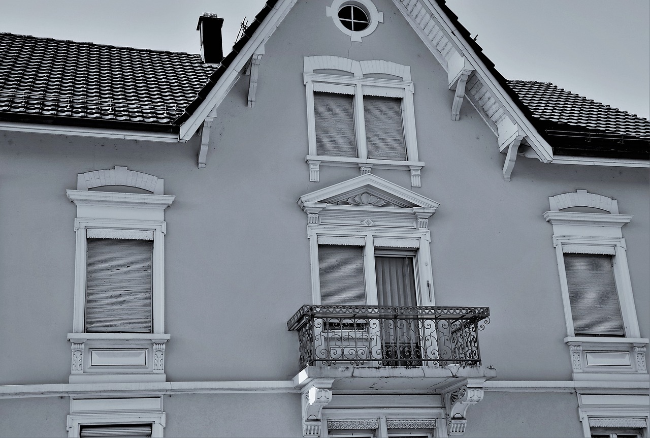 Okna balkonowe na poddaszu – funkcjonalne i estetyczne rozwiązanie dla przestrzeni poddasza